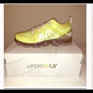 Size 7 neon green vapormax